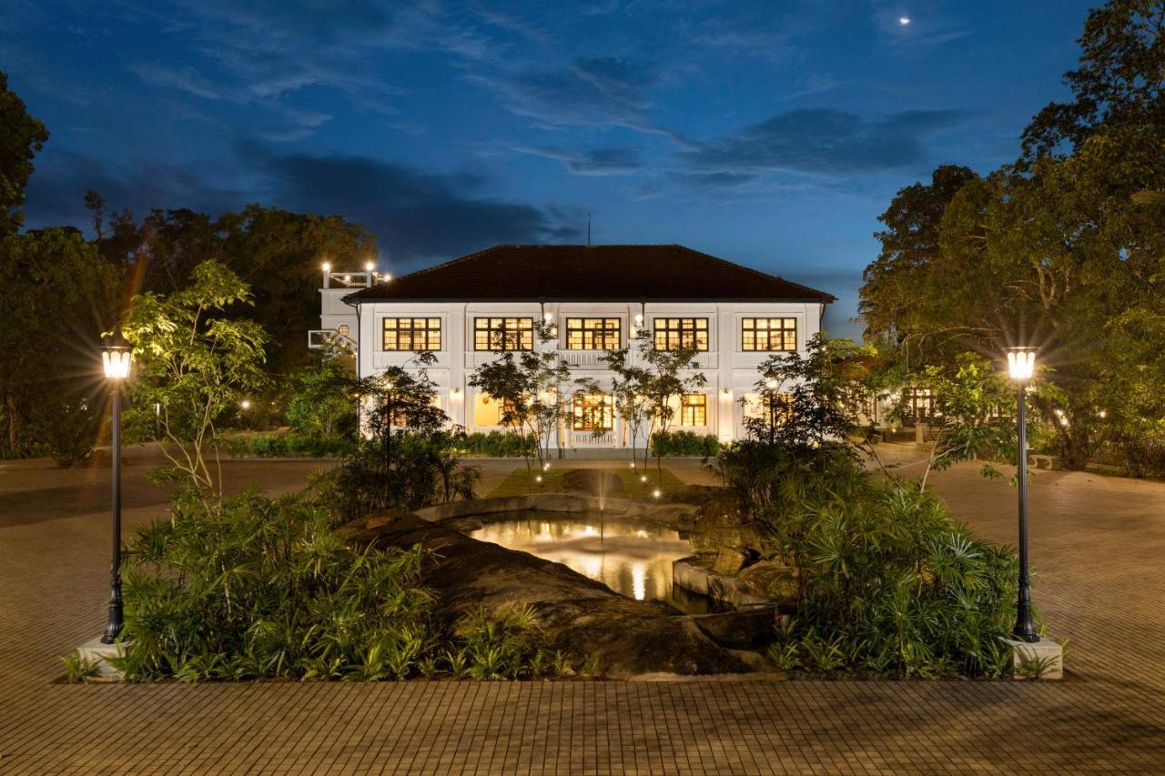 The Grand Walawwa Hotell Pinnawala  Exteriör bild